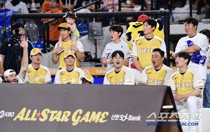  Hanwha KIA players supporting Home Run The B players