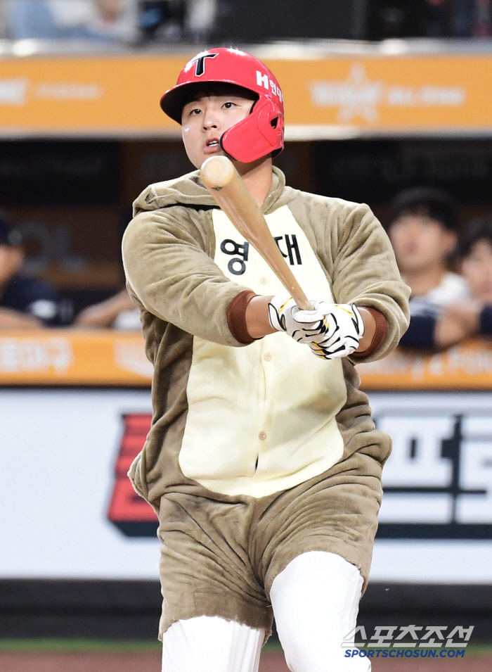  KIA Lee Young-jae hits hard in squirrel clothes