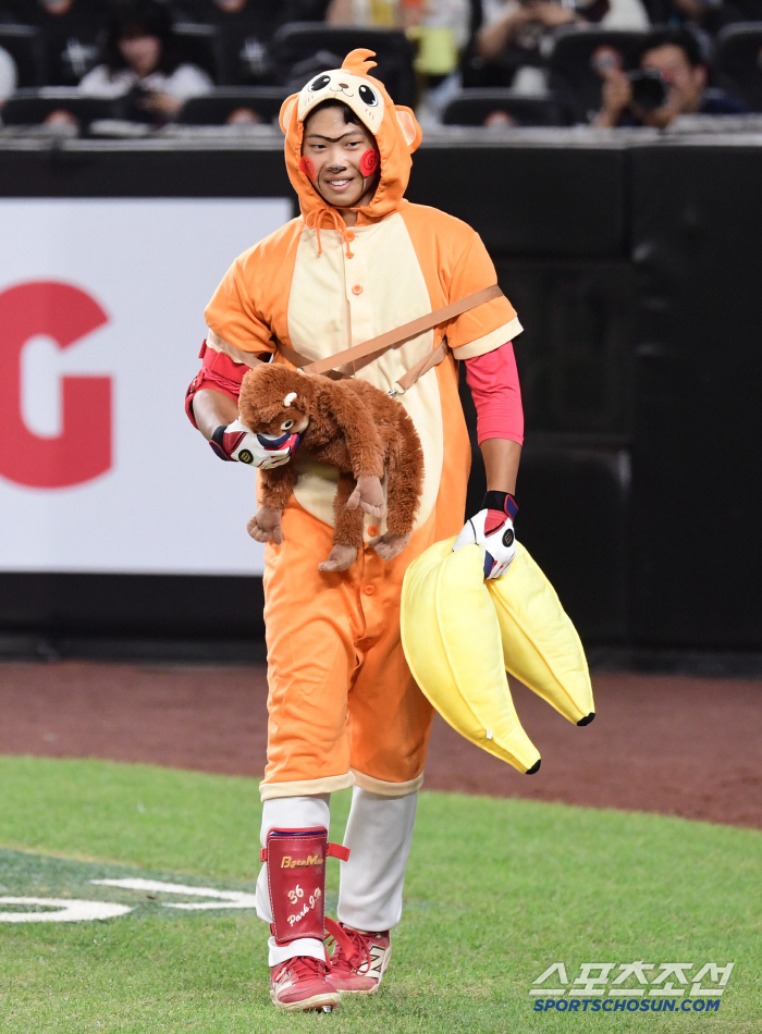  KIA Park Jaehyun dressed up as a cute monkey