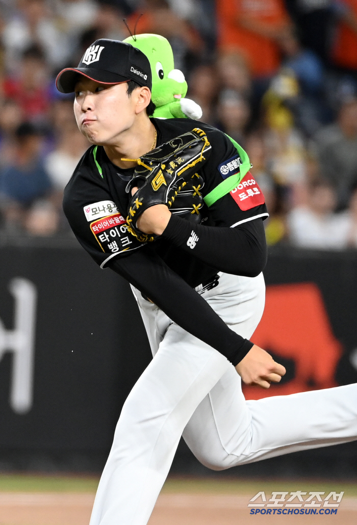  KIM JAE WON, on his cute Dooly back