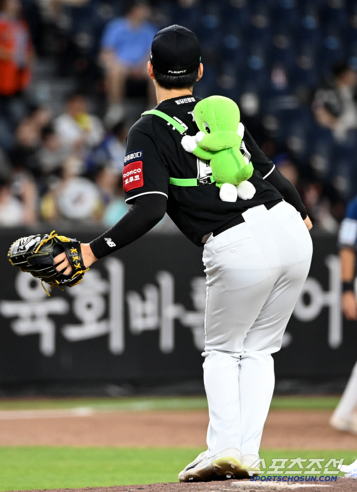  Kim Jaewon and Dooly dance on their back