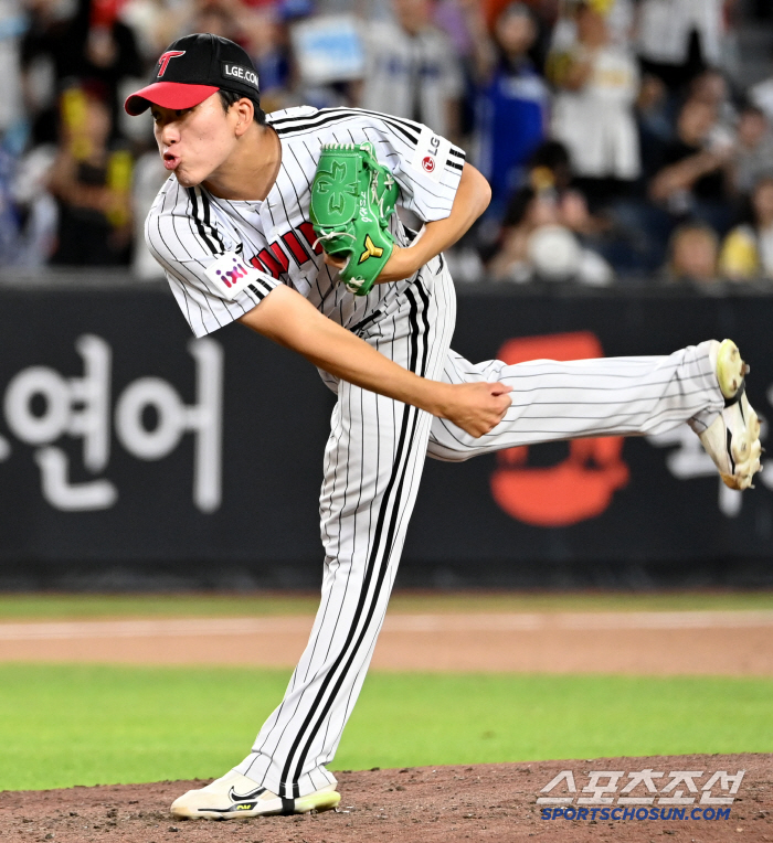  Kim Woong, son of Lotte pitching coach Kim Sang-jin