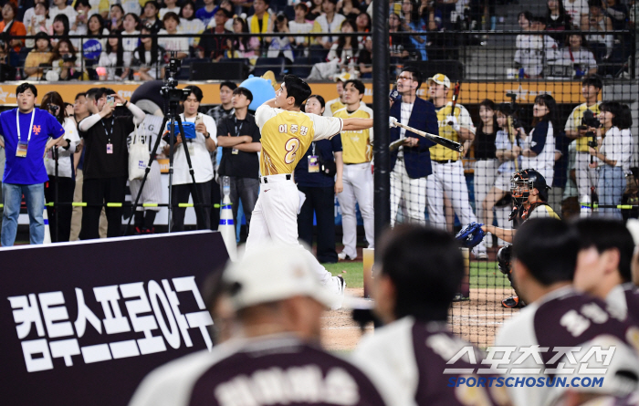  Kiwoom Lee Joo-hyung hits hard while watching his teammates