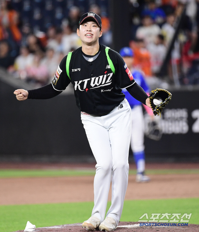  KT Kim Jaewon's cute Dooly dance on the mound