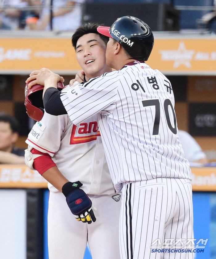  Lee Byung-kyu, father of SSG, kisses Lee Seung-min