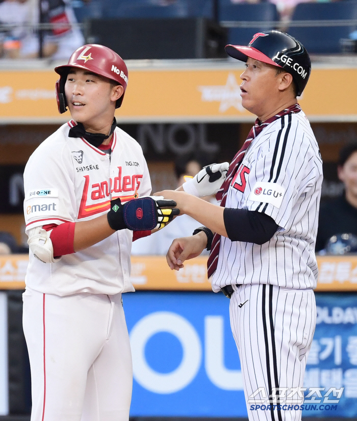  Lee Byung-kyu, the father who got a tie from his son Lee Seung-min