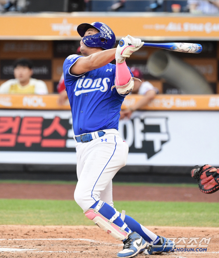  Lee Chang-yong hits Samsung with a special bat