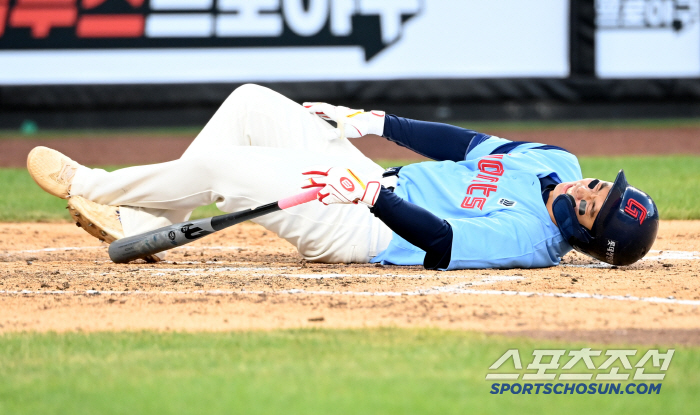  Lee Tae-kyung and Jung-hoon are the same when he falls after being hit by a foul ball