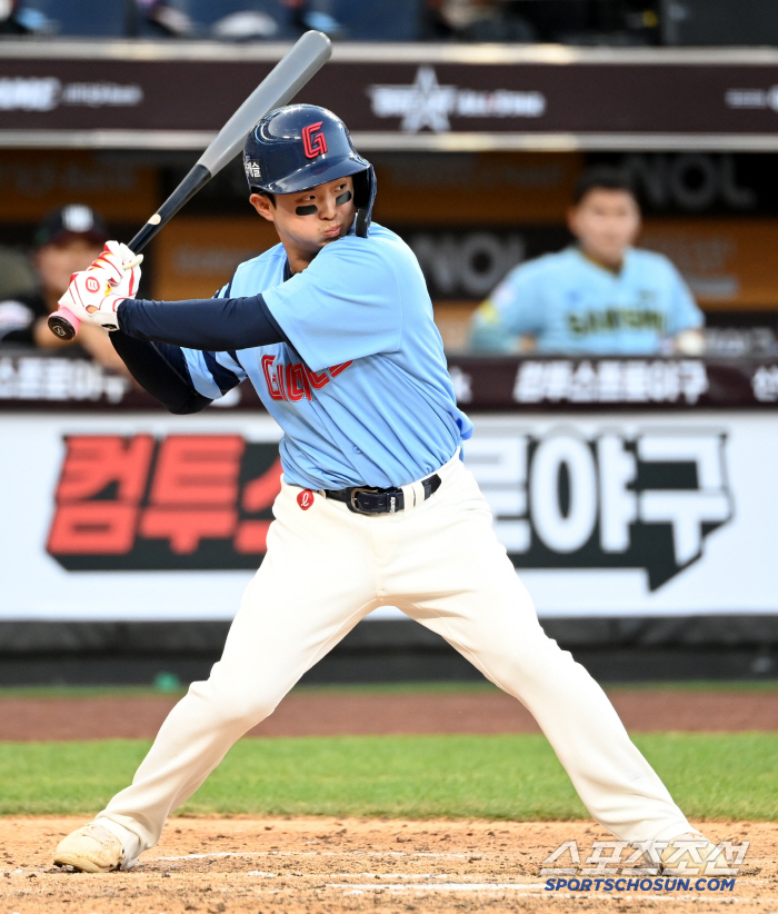  Lee Tae-kyung and Jung-hoon hit in uniform