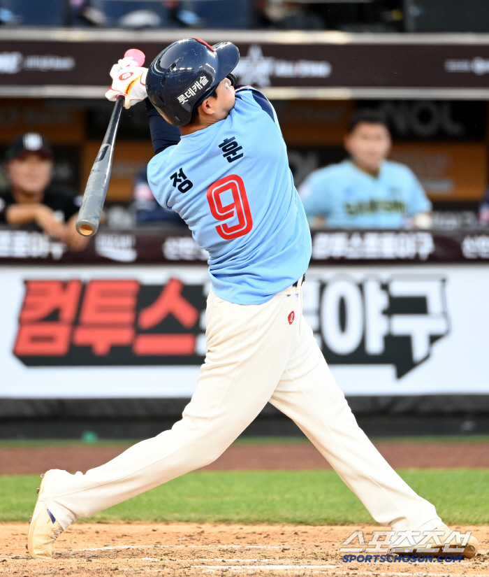  Lee Tae-kyung, Jung-hoon, full swing wearing uniform