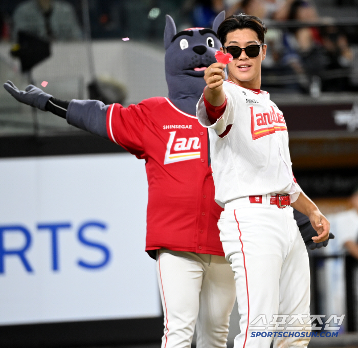  Lee Yul Ye and Randy dance together