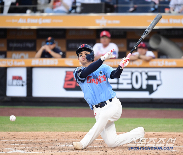  Lotte's Lee Tae-kyung, who is being hit by his own ball