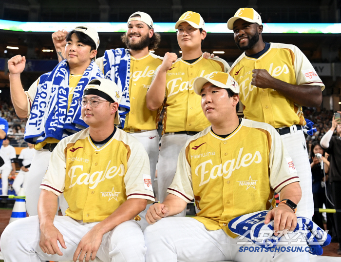  Moon Hyun Bin Phone Seohyun Kim Seohyun Floral Park Sangwon Lee Doyoon, We are Hanwha Eagles