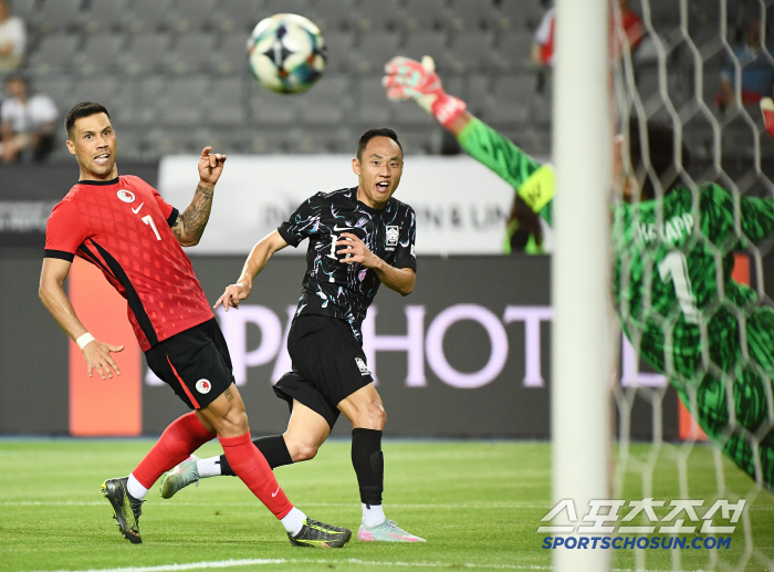  Moon Seonmin's shot blocked by the goalkeeper