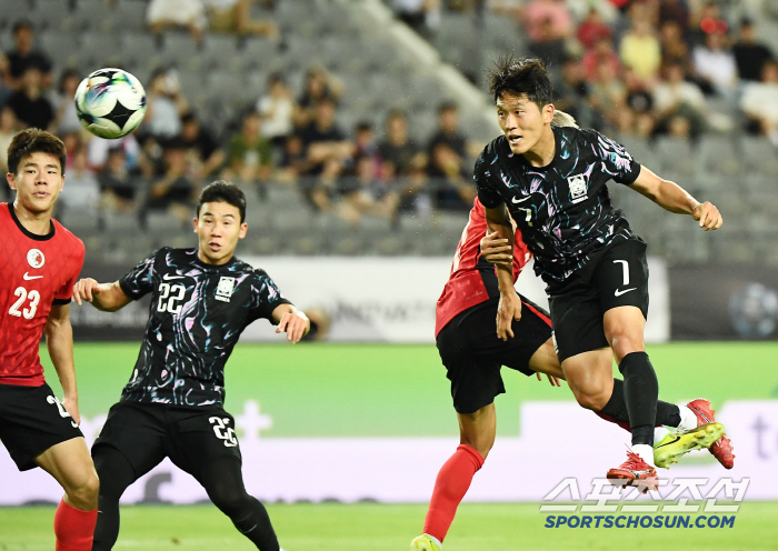  Na Sangho tries a header