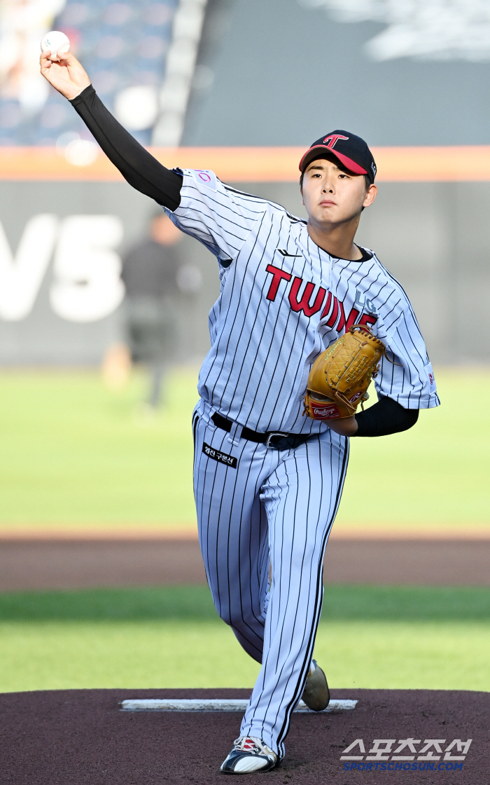  Northern All-Star starting pitcher Kim Jong-woon's hard pitching