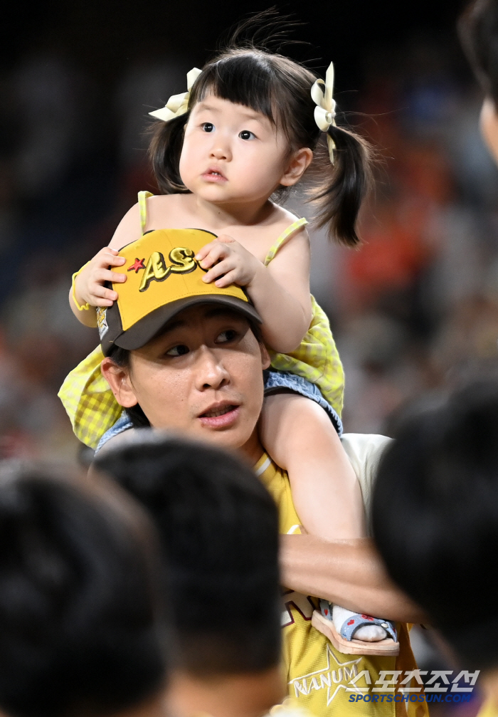  Park Chan-ho with his cute daughter at the All-Star Game