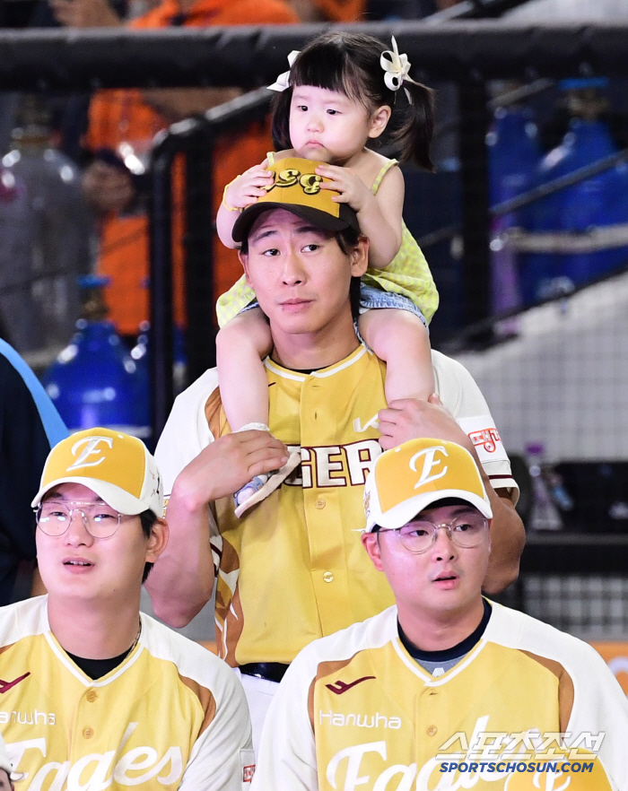  Park Chan-ho's cute daughter visited the All-Star Game with her dad