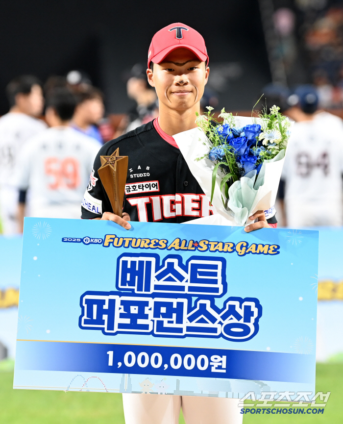  Park Jaehyun wins Best Performance Award