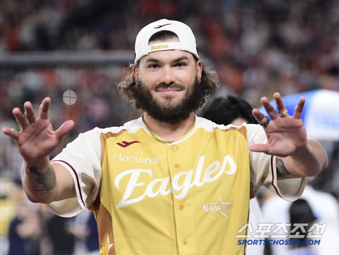  Phone count, come on! It's your first time being a KBO All-Star, right?