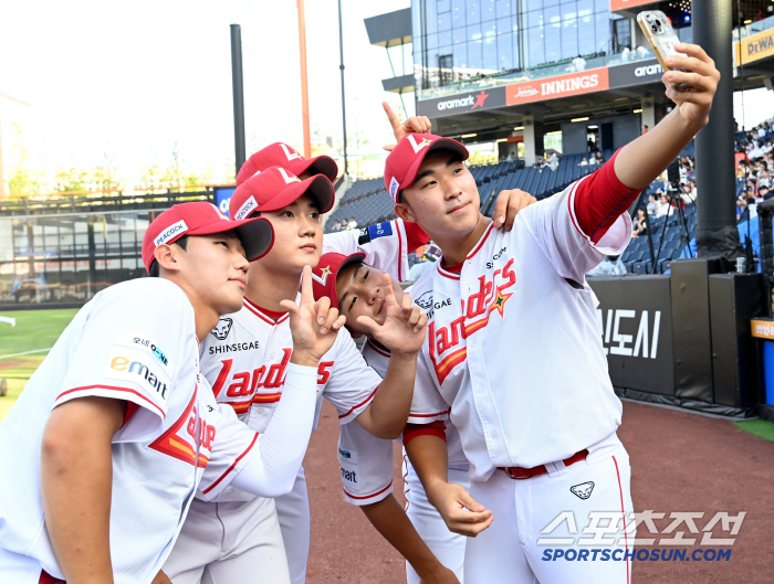  Selfie time for SSG players