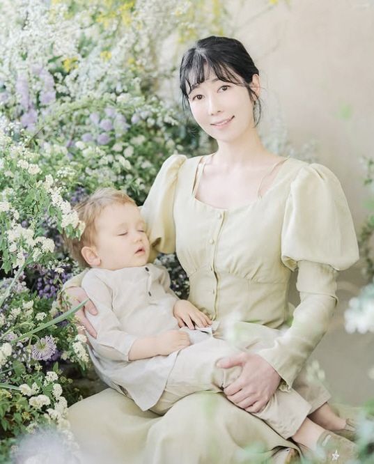Sayuri, a voluntary non-married mother, was expelled from play school only 10 days after her son Jen Shock. 