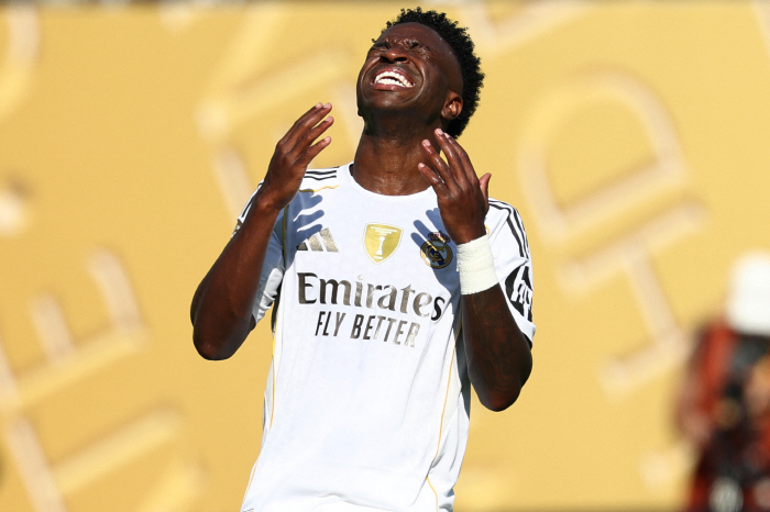 We're losing to 03! Vinicius captures giggling on bench against PSG...Fans, please leave now. Outrageous