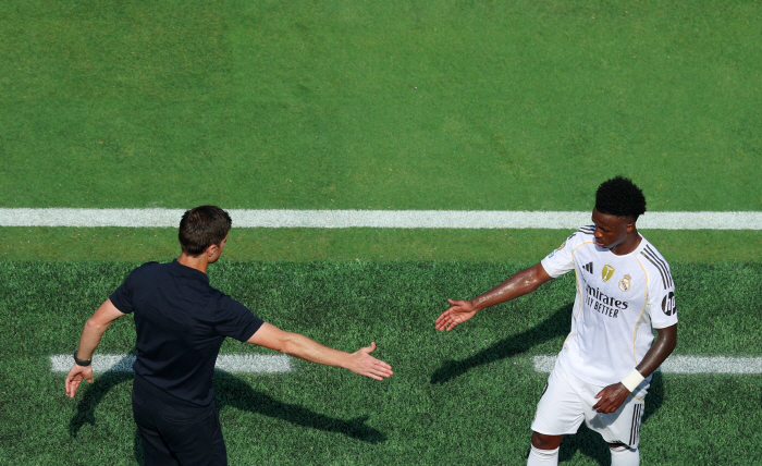 We're losing to 03! Vinicius captures giggling on bench against PSG...Fans, please leave now. Outrageous