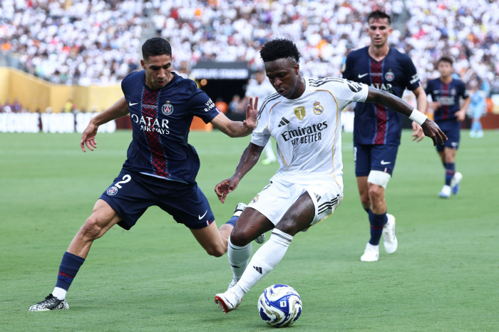 We're losing to 03! Vinicius captures giggling on bench against PSG...Fans, please leave now. Outrageous