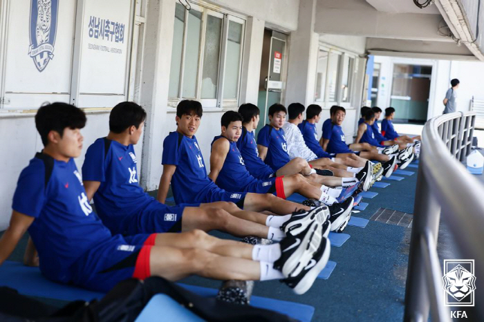 Before the Korea-Japan war, Hong Myung-bo experienced 38 degrees of sweat in the heat...J-League's Na Sang-ho → Kim Tae-hyun hit his head and run. Win no matter what