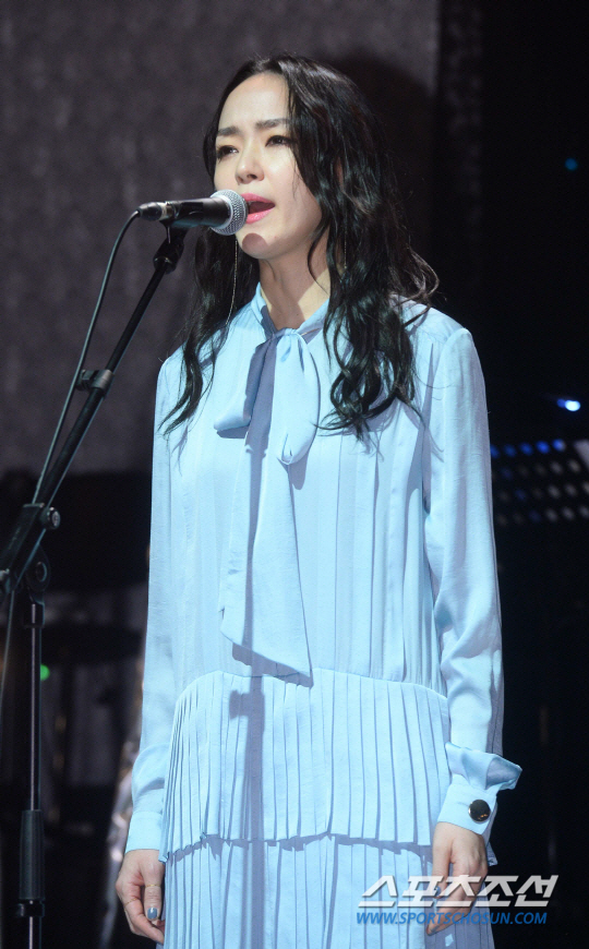 Brain nerve attack Kim Yoon-ah, one word of bad feelings with bones, should be hidden on stage (Hao Girl)