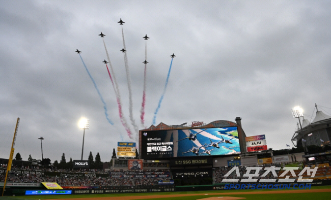 The first pitch of the All-Star Game is → Eagles founding member! Lee Kang-don, Han Hee-min, and Kim Sang-guk. The highest power, the Black Eagles