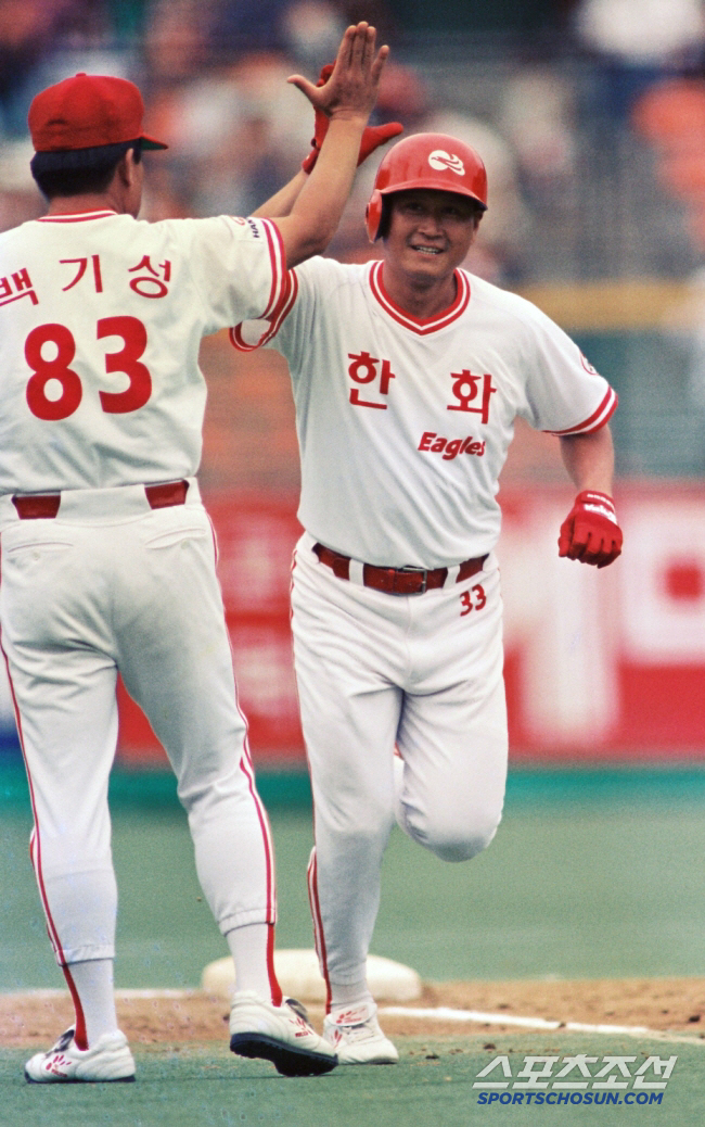 The first pitch of the All-Star Game is → Eagles founding member! Lee Kang-don, Han Hee-min, and Kim Sang-guk. The highest power, the Black Eagles