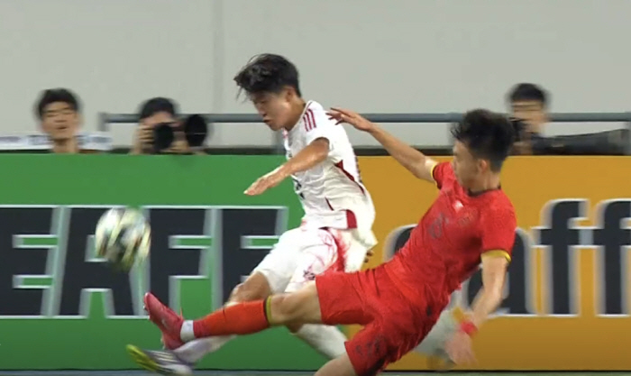 Hosoya Mao's first goal → Frustrated, not solved, so caution Japan ended the first half with a 10 lead with a tough tackle