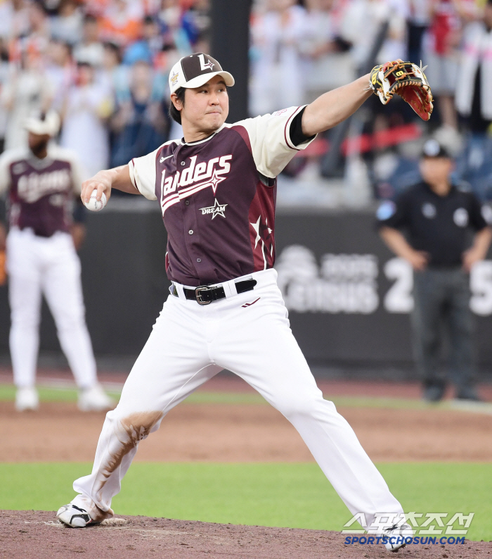 I didn't expect to see this again. It's been 16 years…506 HR Living Legends came to the mound