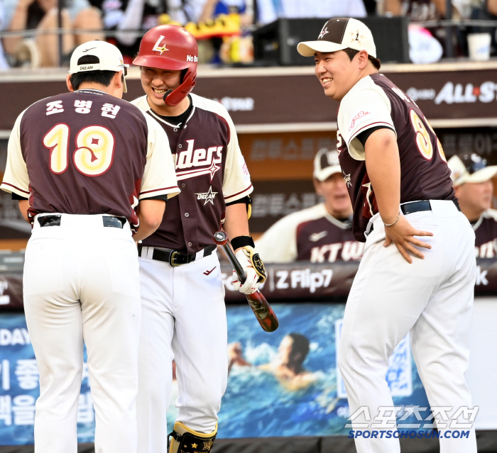I didn't expect to see this again. It's been 16 years…506 HR Living Legends came to the mound