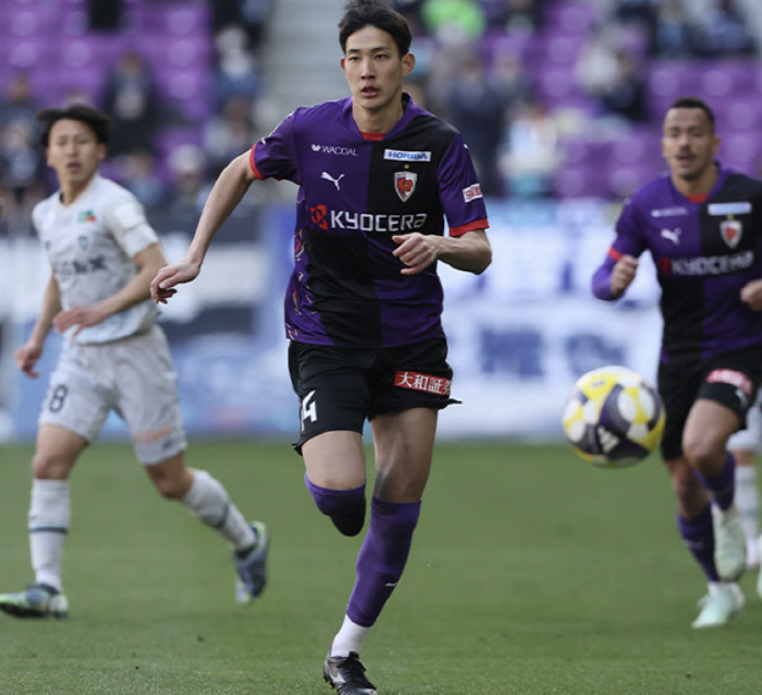 Japanese, Japanese, Japanese, Japanese! But he won't play in a big windfall Korea, and he'll leave. Interest in recruiting a pro-Japanese club in England