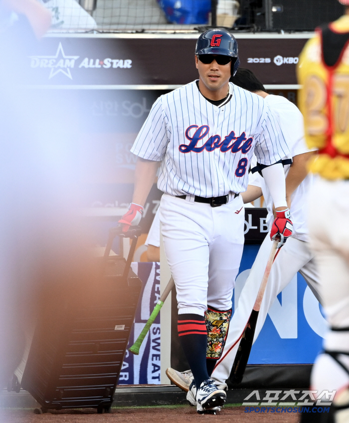 Jeon-Tran's huff-and-puff entry!! → But he was struck out and left in a hurry