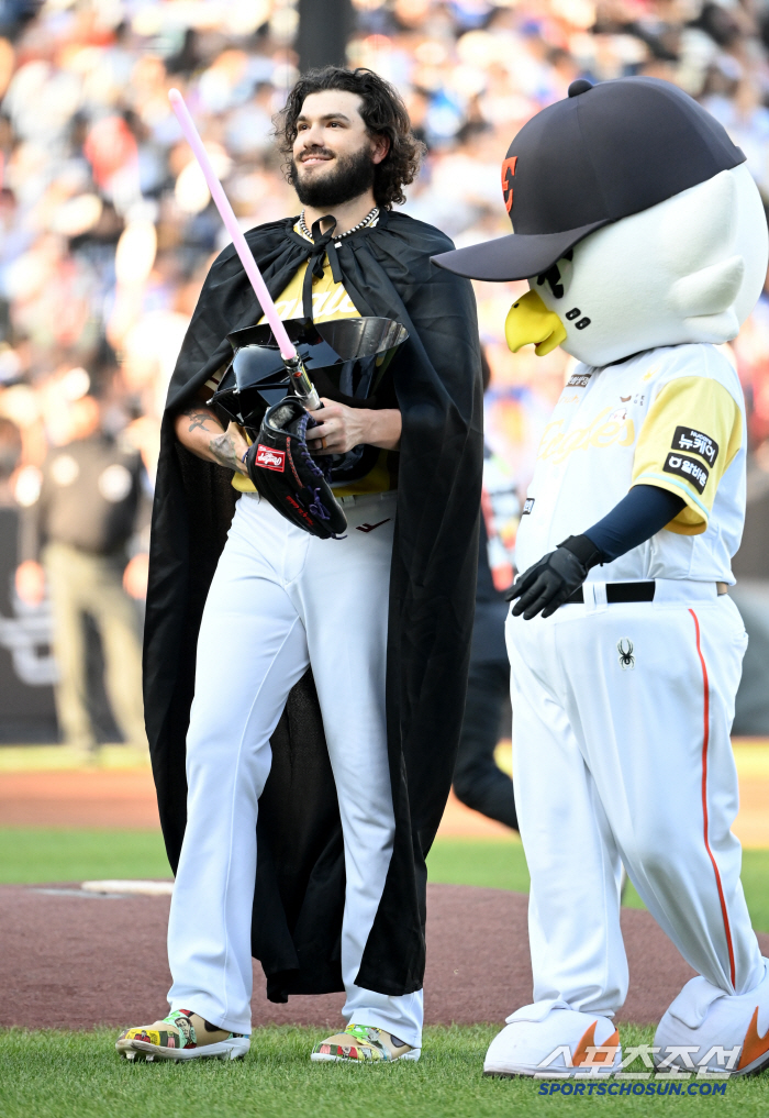 Jeon-Tran's huff-and-puff entry!! → But he was struck out and left in a hurry