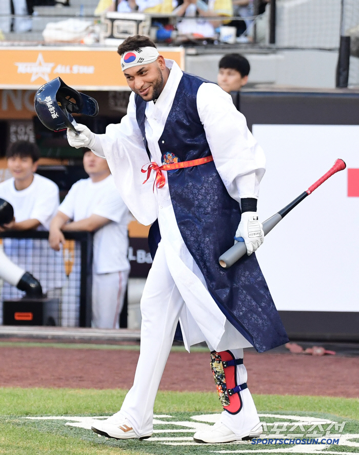 Jeon-Tran's huff-and-puff entry!! → But he was struck out and left in a hurry