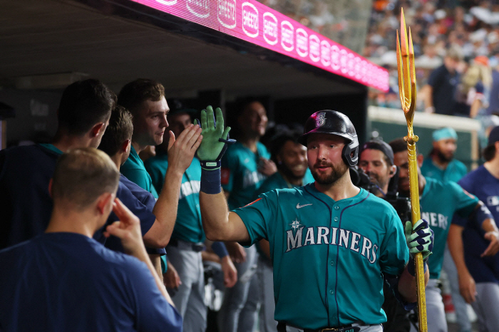 No. 37 solo shot No. 38 full base hit in a row! Raleigh, beyond steroid legend, has 40 home runs in the first half of history and two more to go to SEA 123 DET