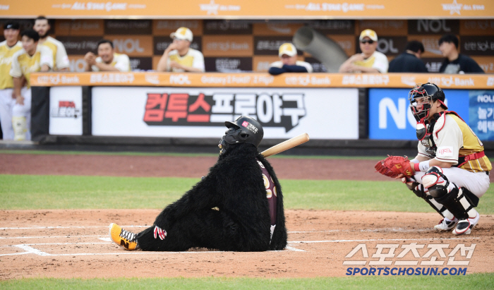  Ahn Hyunmin dressed up as a gorilla and hit