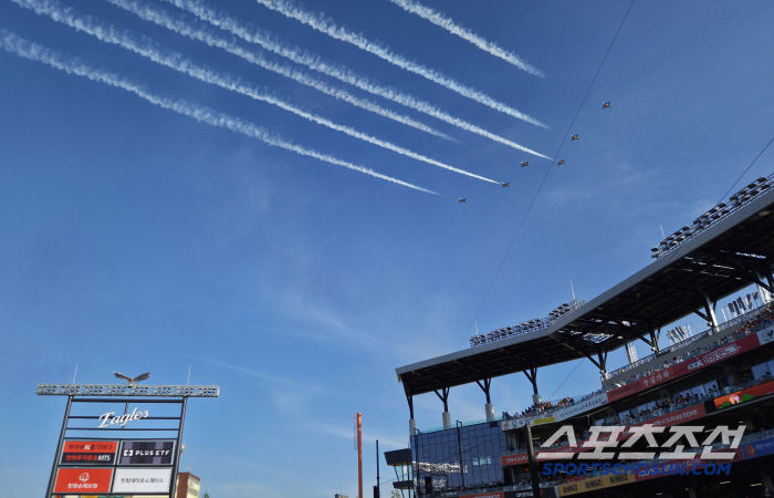  Black Eagles Flying Corps over Daejeon Ball Park