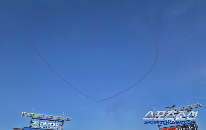  Black Eagles Squadron Making Hearts for All-Star Game