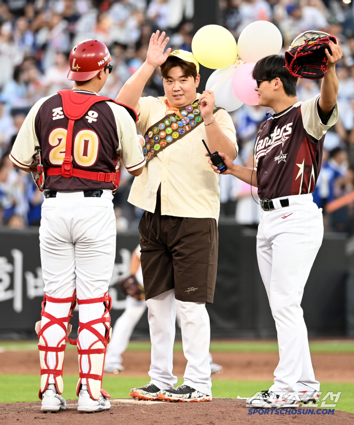 Cho Hyung-woo and Cho Byung-hyun escorting beneficial children