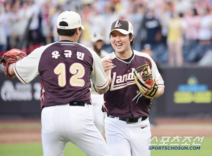  Choi Jeong goes up to the mound and catches a pleasant out count