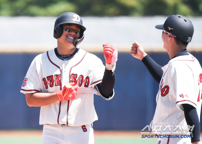  Deoksu Eom Jun-sang, a timely RBI hit that widens the score gap