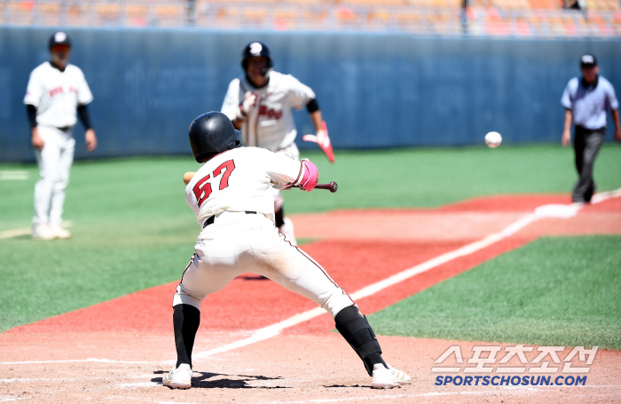  Deoksu High School Choi Su-wan succeeded in a full-base squeeze bunt