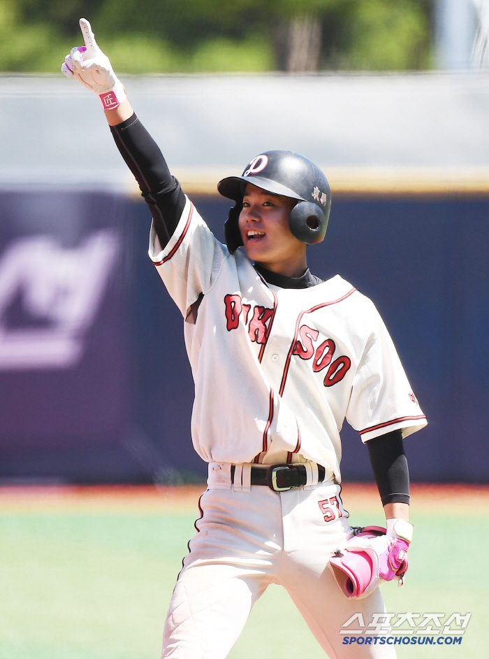  Deoksu High School Choi Su-wan succeeded in a difficult squeeze bunt