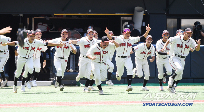  Deoksu players running out of the dugout win the long-awaited Cheongryonggi!